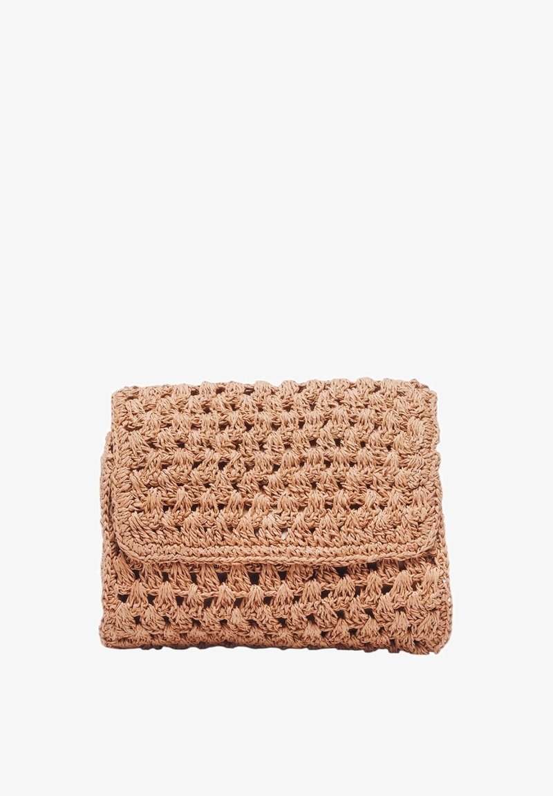 Pochette tissée beige avec un motif texturé, dotée d'une fermeture à rabat et d'une forme rectangulaire. Confectionnée en fibres naturelles légères.