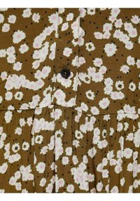 Brun tyg med vitt och rosa blommönster, svart knapp och sydda veck på en del av plagget.