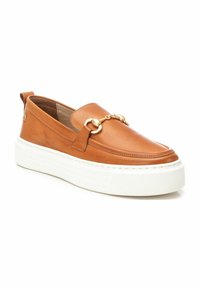 Zapatos de piel color tan, tipo destalonados, con punta redonda, que presentan detalles en dorado y una gruesa suela blanca de plataforma.
