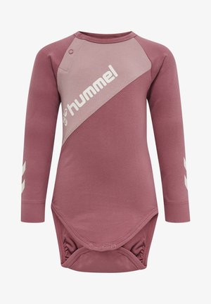 Langærmet babybodysuit i støvet rosa, med et kontrasterende pink diagonalt panel, hvidt logo og trykknapper ved skulderen og bunden.