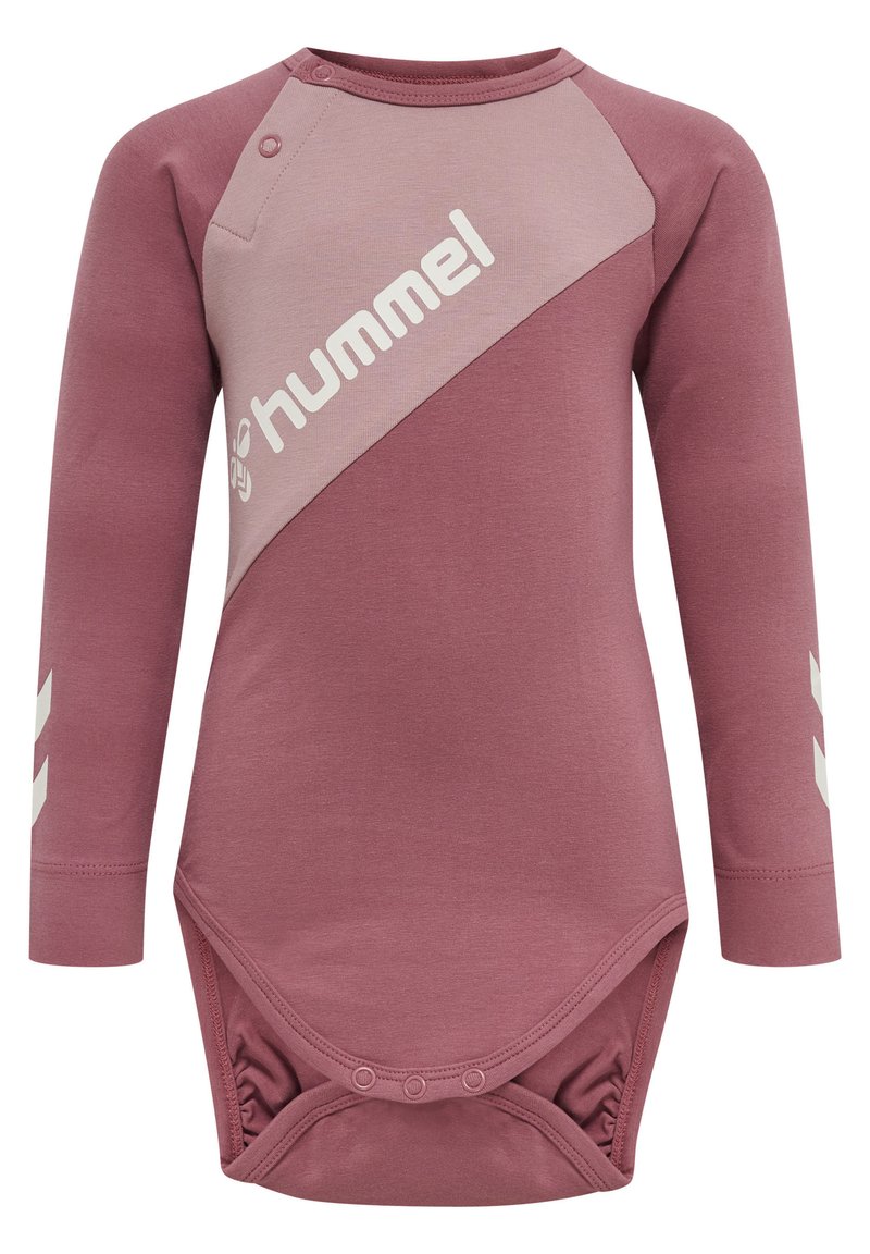 Långärmad babybodysuit i dammig rosa, med en kontrasterande rosa diagonalt panel, vit logotyp och tryckknappar vid axeln och botten.