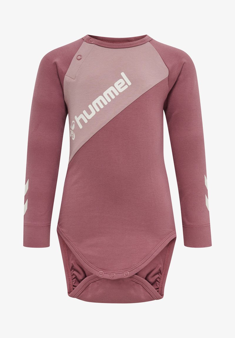 Langsleeve baby bodysuit in stofroze, met een contrasterend roze diagonale paneel, witte logo en drukknoopsluitingen bij de schouder en onderkant.