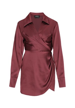 Hosszú ujjú, bordó szatén átvetős blúz gallérral, mandzsettás ujjal és oldalt megkötős részlettel.