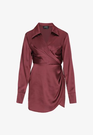 Bordeauxrode satijn wikkelblouse met lange mouwen, kraag, mouwboorden en zijstrikdetail.