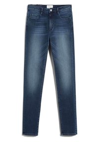 Jeans de mezclilla azul oscuro con un ajuste slim, cinco bolsillos, sutiles arrugas y un ligero desgaste. Presentan un cierre de botón y trabillas para el cinturón.