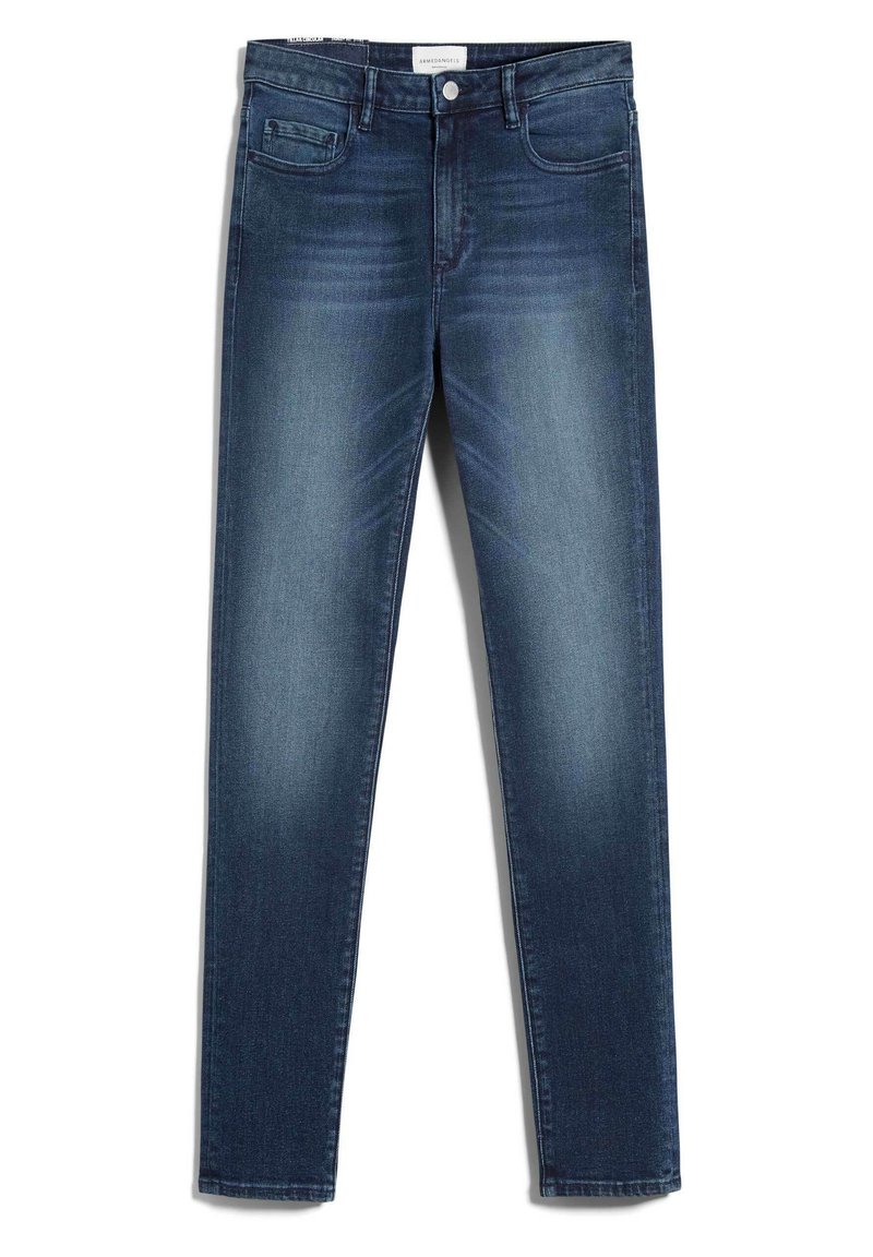 Jeans de mezclilla azul oscuro con un ajuste slim, cinco bolsillos, sutiles arrugas y un ligero desgaste. Presentan un cierre de botón y trabillas para el cinturón.