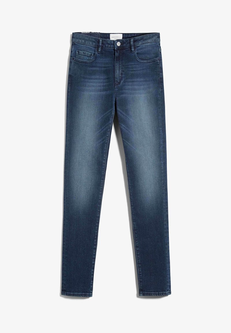 Jeans de mezclilla azul oscuro con un ajuste slim, cinco bolsillos, sutiles arrugas y un ligero desgaste. Presentan un cierre de botón y trabillas para el cinturón.