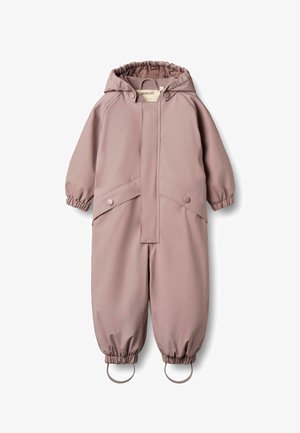 Roze waterdicht one-piece pak met capuchon, elastische manchetten en drukknoopsluitingen; voorzien van twee zijzakken en ronde metalen accenten.