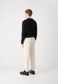 BOSS LARSEN - Auduma bikses - open white