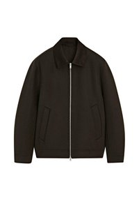 Giacca nera con zip e colletto piatto, due tasche laterali e una finitura liscia. Design semplice e moderno con una vestibilità comoda.