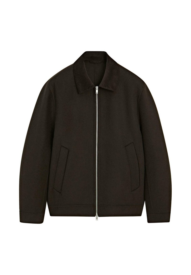 Giacca nera con zip e colletto piatto, due tasche laterali e una finitura liscia. Design semplice e moderno con una vestibilità comoda.
