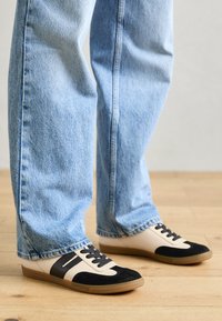 Nevybráno, black/biscuit