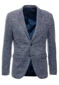 Grå texturerad kavaj med slag, två framfickor och mörkblå knappar. Innervästen har ett geometriskt mönster i blått.