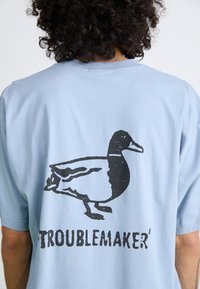 Carhartt WIP STAMP - Triko s potiskem - misty sky/black