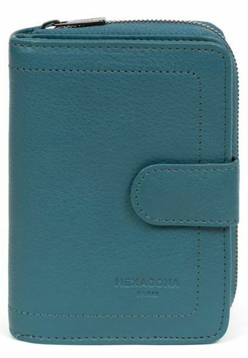 Portefeuille en cuir teal avec fermeture zippée, forme rectangulaire, accents cousus et bouton-pression. Nom de la marque "HEXAGONA" embossé à l'avant.