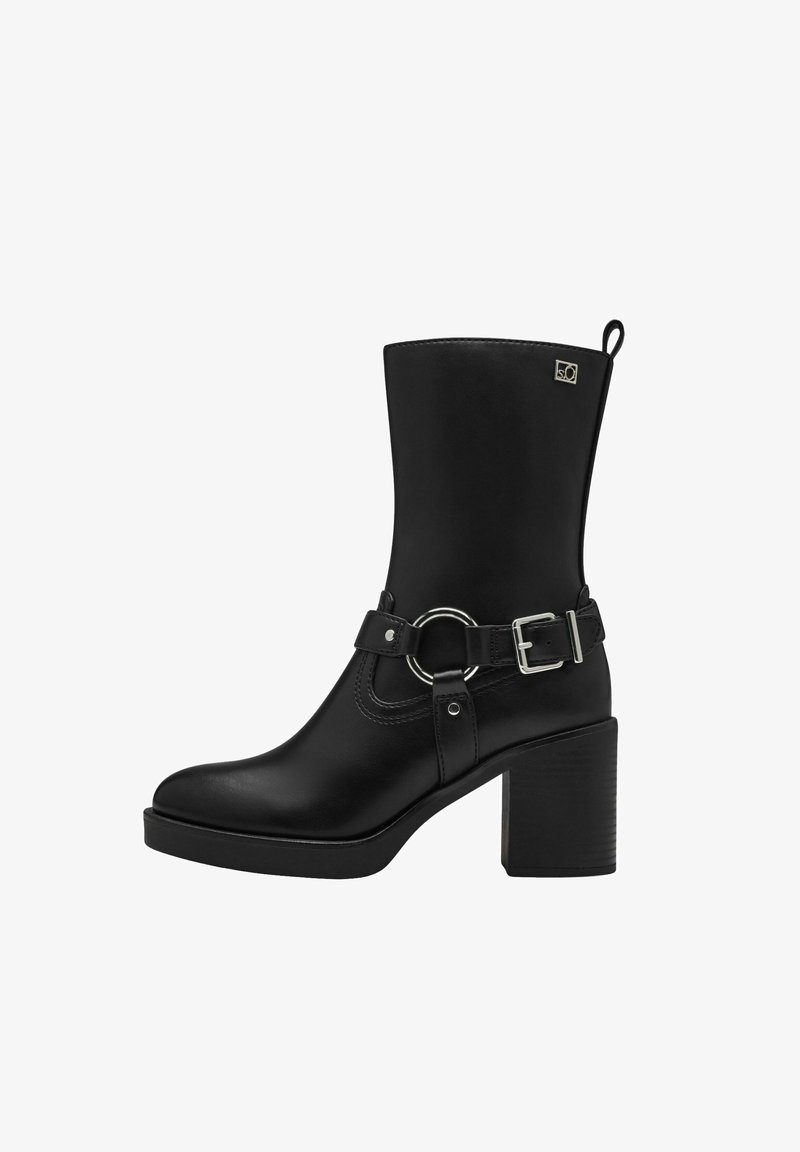 Bottine en cuir noir avec un bout arrondi, un haut talon bloc, une sangle à boucle ajustable avec un accent circulaire et une boucle latérale pour faciliter l'enfilage.