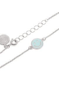 Bracciale in argento con catena, caratterizzato da un ciondolo rotondo in smalto blu chiaro con un design di faccina sorridente. Include un ciondolo circolare con dettagli.