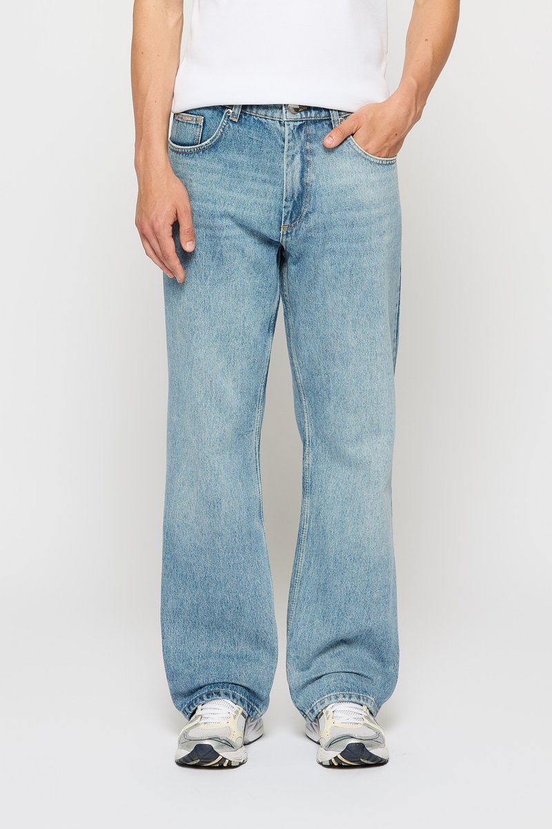Lyseblå vide jeans laget av denim, med en klassisk fem-lomme-design og en knappelukking foran.