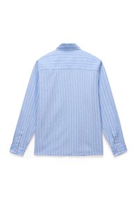 Camisa de manga larga azul claro con rayas verticales, puños abotonados y cuello. La tela texturizada crea una apariencia informal.