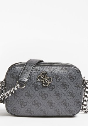 Lille grå crossbody taske med mønstret logodesign, metal logo emblem, lynlås i toppen og sølvkæde rem med læder skulderpude.
