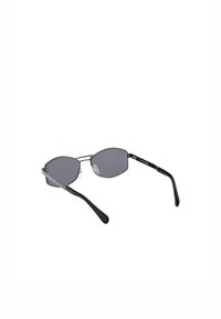 Sorte solbriller med forlængede ovale linser, mørkegrå toning, tynd metallic stel og slanke sorte templer med en let kurve.