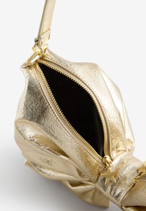 Sac à main métallique doré avec un extérieur texturé, fermeture éclair et intérieur noir. Comprend un charm étoile décoratif sur la fermeture éclair.