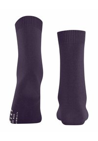 Un paio di calze di lana di colore viola scuro viste dal tallone e dal davanti, con polsini a coste ben visibili, texture a maglia semplice, testo bianco su un bordo del polsino.