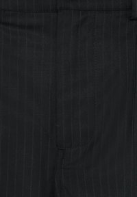 Minimum TUCKER - Auduma bikses - black