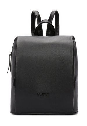 Zaino in finta pelle nera con una superficie liscia, forma rettangolare, maniglia superiore e due spallacci. Presenta una tasca con zip sul lato.