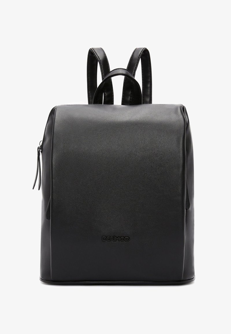 Mochila negra de piel sintética con una textura suave, forma rectangular, asa superior y dos correas para los hombros. Cuenta con un bolsillo con cremallera en el lateral.