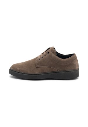 Zapatos de ante marrón con cordones, puntera redonda, suela de goma negra, detalles de costura a lo largo de los lados y un forro interior suave.