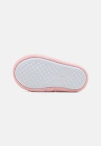 Rózsaszín textil papucs, textúrált talppal, apró kiemelkedő pöttyökkel a tapadásért, fehér gumitalppal. A méret 25-ös.