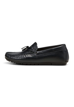 Mocassin pour homme en cuir noir avec couture mocassin et un nœud décoratif sur le dessus, présenté de profil sur fond blanc.