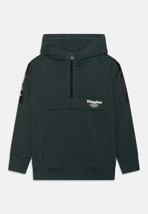 Sweat à capuche vert foncé avec une fermeture éclair à moitié sur le devant, des accents en tissu noir sur les épaules et le logo "Vingino Explore" sur la poitrine.