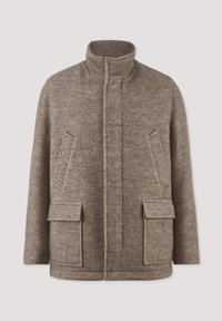 Braune Wolljacke mit hohem Kragen, durchgehendem Verschluss, zwei schrägen Brusttaschen und zwei großen aufgesetzten Taschen an der Taille.
