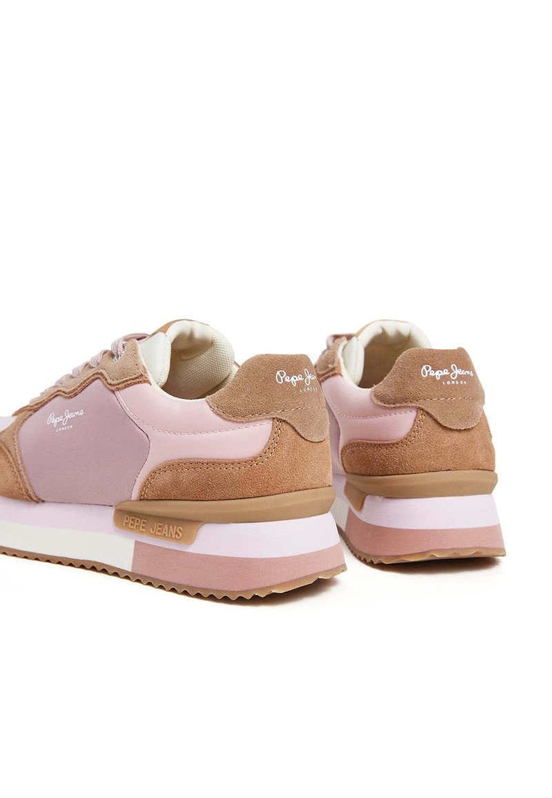 Zapatillas Pepe Jeans en rosa y marrón, con una parte superior de ante y tela, una suela blanca acolchada y detalles del logotipo de la marca en el talón.