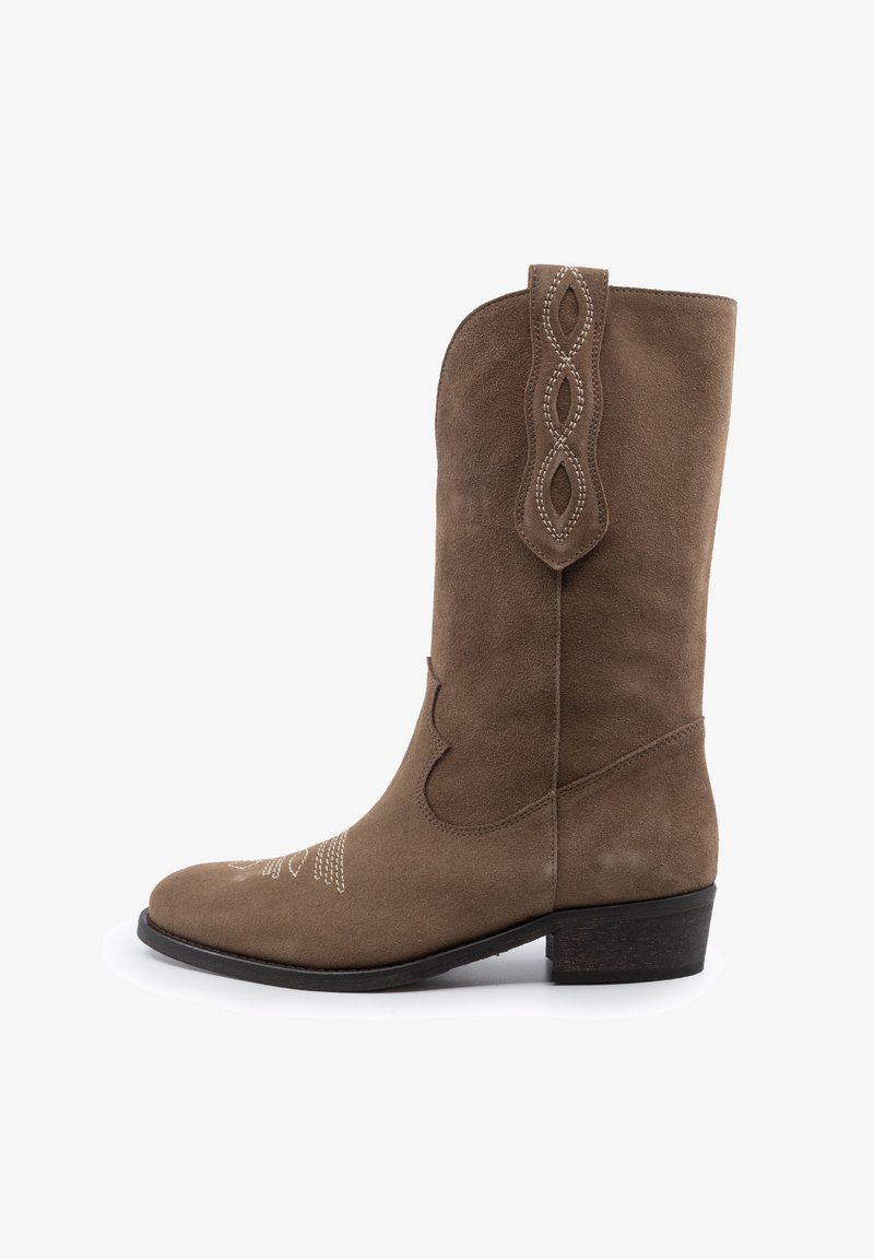 Botte cowboy en daim marron mi-mollet avec motif décoratif cousu sur le bout, languette pour tirer, talon empilé bas et bout rond sur fond blanc.