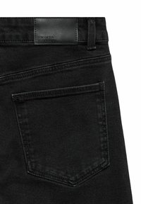 Mustad denim püksid tagakotiga, mille peal on must nahast brändi silt "Vero Moda" vöö juures, nähtav õmblemine ja vööaas.