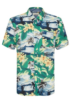 Camisa de manga corta con un estampado tropical de hojas verdes, flores amarillas y siluetas contra un paisaje de playa; diseño de botones.