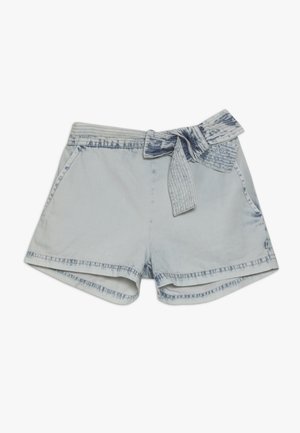 Jasnoniebieskie szorty dżinsowe z paskiem do wiązania w talii, wyposażone w dwie boczne kieszenie oraz postrzępione wykończenie na dole. Tkanina ma miękką, teksturowaną powierzchnię.