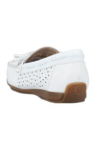 Chausson en cuir blanc à enfiler avec un design perforé, une doublure intérieure douce, une semelle en caoutchouc beige et des accents de couture décoratifs sur la tige.