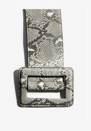 Grijze en witte riem met een slangenhuidpatroon en een bijpassende rechthoekige gesp, gefotografeerd op een witte achtergrond.