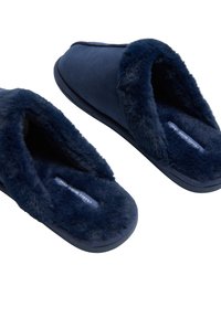 Zapatillas de color azul marino hechas de un material suave y aterciopelado, con un interior peludo, punta redondeada y diseño de tipo slip-on con una suela resistente.