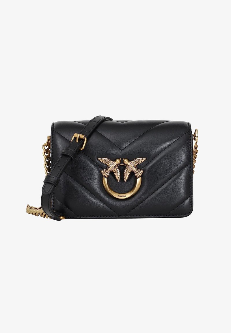 Sac en bandoulière en cuir noir avec motif en chevrons matelassé, quincaillerie dorée et un anneau décoratif en métal avec deux oiseaux. Bandoulière réglable.