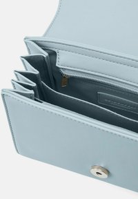 Borsa a mano strutturata di un blu chiaro, dotata di molteplici slot per carte, di un vano con cerniera e di una chiusura a scatto argentata. Texture liscia con linee pulite.