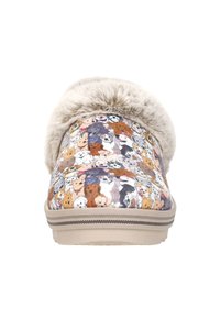 Slippers met een kleurrijke, gedessineerde bovenkant met verschillende hondenillustraties, afgewerkt met een zachte, beige nepbont rand. Platte zool met gestreepte accenten.