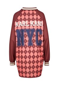 Bordeaux ir rožinė palaidinė su deimanto raštu, su užrašais "KARL KANI" ir "NYC" ryškiu mėlynu šriftu, raukšlėtu apykaklė ir rankogaliai.