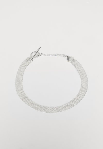 Silberne Mehrfachstrang-Kettenarmband mit einem Toggle-Verschluss. Texturierte Glieder erzeugen einen geschichteten Effekt, mit einer durchgehend glatten Oberfläche.