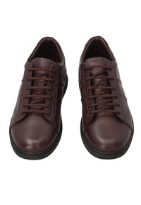 Braune Lederschuhe mit glatter Oberfläche, runder Zehenpartie, Schnürdesign und kontrastierenden schwarzen Gummisohlen. Mit strukturierten Seitenteilen.
