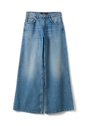 Jean en denim bleu clair à jambes larges avec poches avant, passants de ceinture, fermeture par bouton et détails délavés au niveau des cuisses sur fond blanc.
